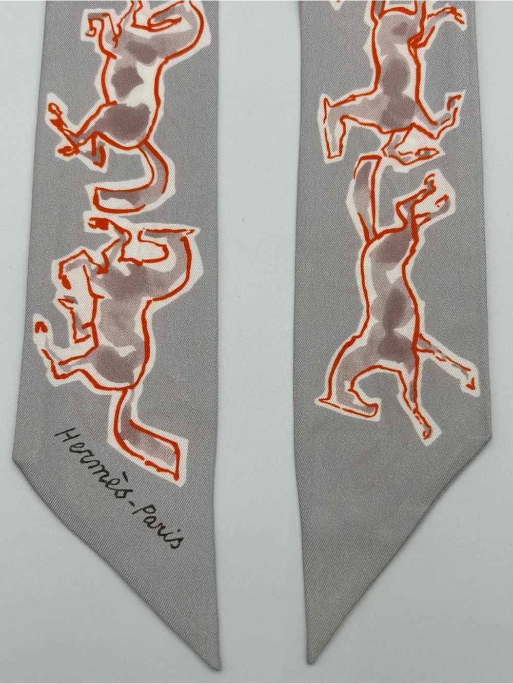 Hermès Twilly Chevaux en Liberté Gris Perle Rouge Scarf Ribbon Hair Tie - Picture 3 of 5